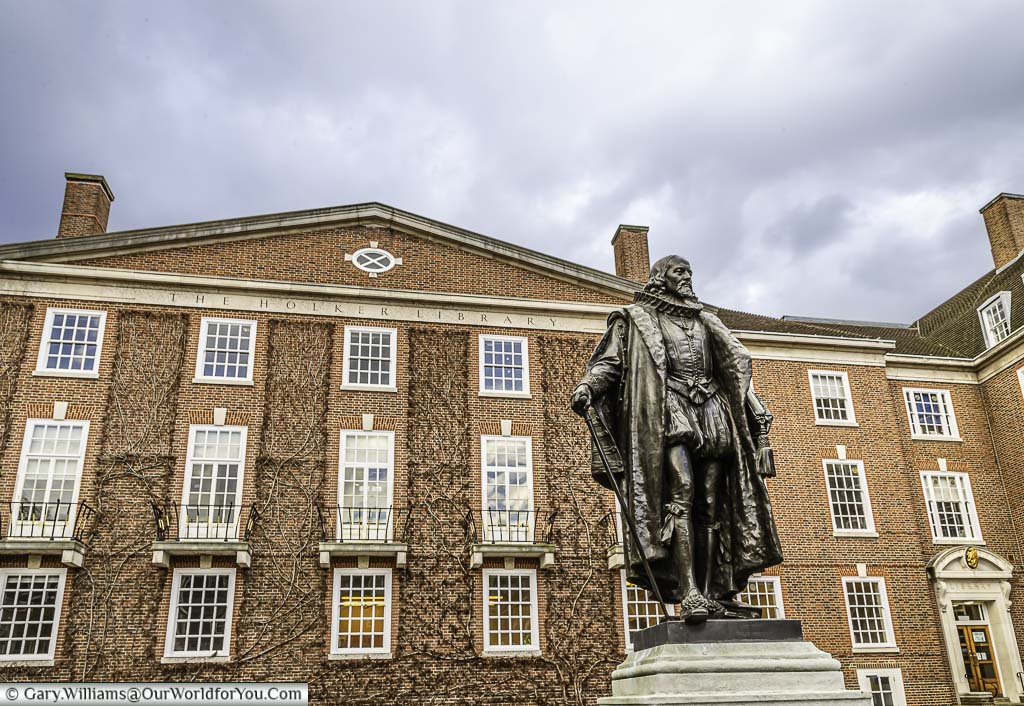 A statue to sir francis bacon in front of the holker library in the south square of Grays Inn in the legal district of London