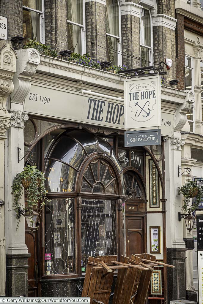 The hope pub, a short distance from Smithfield Meat Market, one of the few remaining early-opening pubs that serve alcohol with a full English breakfast to the market porters